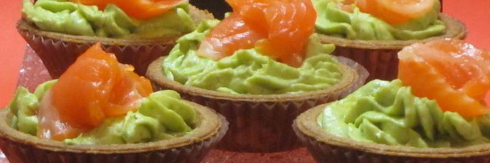 Тарталетки с кремом из авокадо и семгой