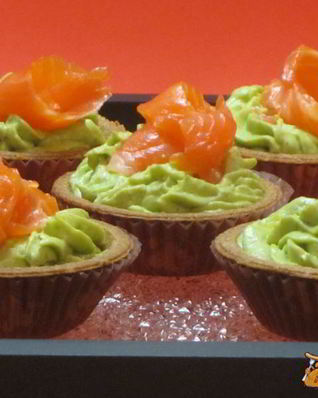 Тарталетки с кремом из авокадо и семгой
