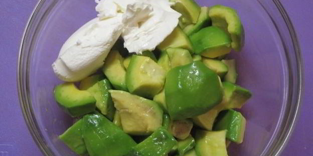 тарталетки с кремом из авокадо и семгой