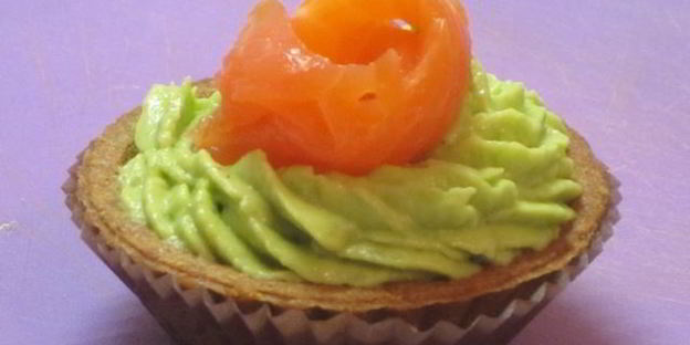тарталетки с кремом из авокадо и семгой