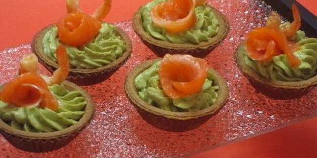 тарталетки с кремом из авокадо и семгой