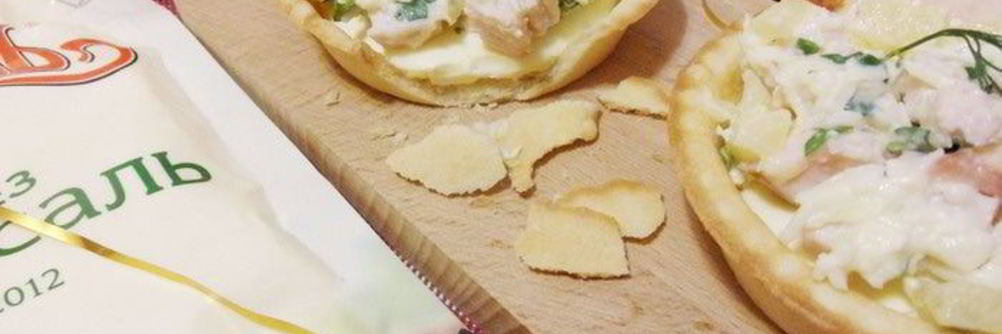 Тарталетки с курицей и ананасом