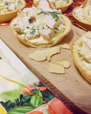 Тарталетки с курицей и ананасом