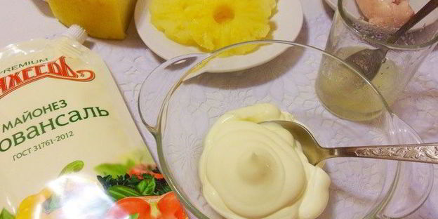 тарталетки с курицей и ананасом