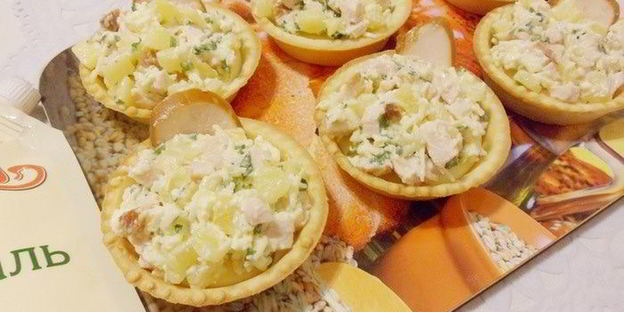 тарталетки с курицей и ананасом