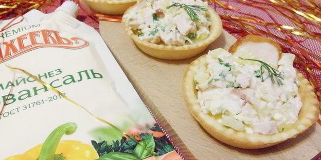 тарталетки с курицей и ананасом