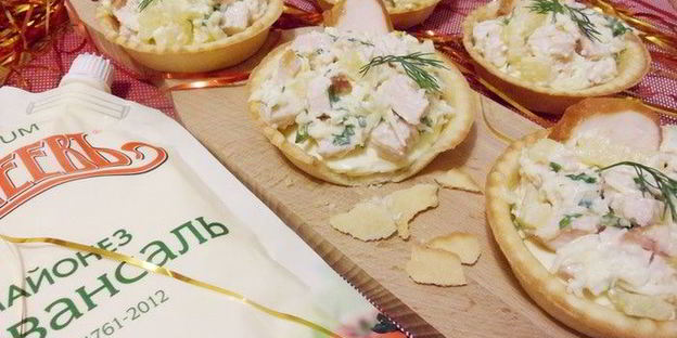 тарталетки с курицей и ананасом