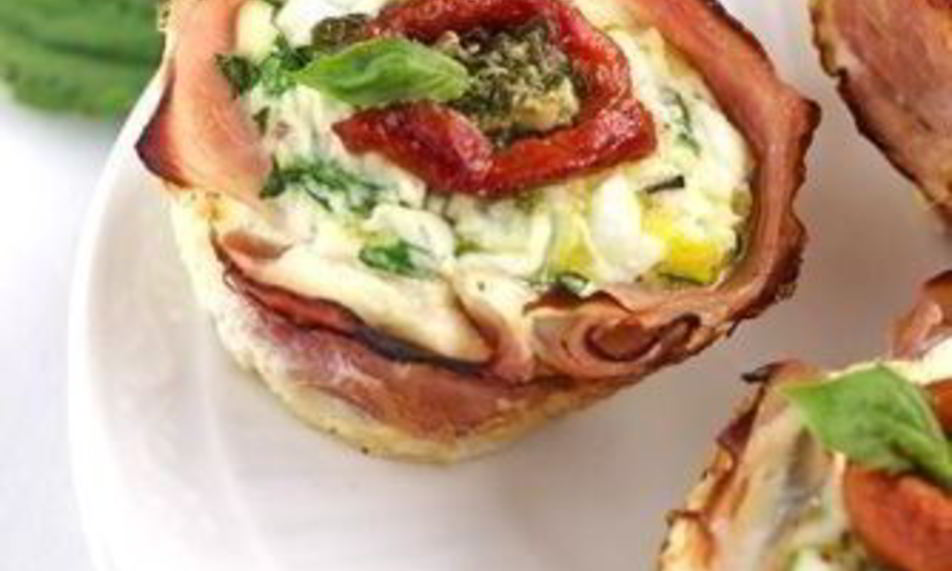 Рецепт тарталеток с луком, ветчиной и сырным соусом