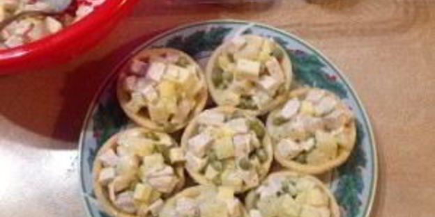 тарталетки с начинкой из курицы с ананасом