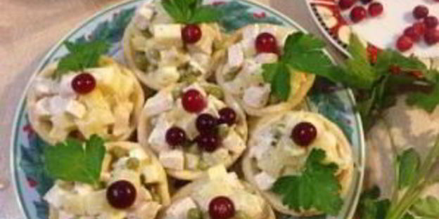 тарталетки с начинкой из курицы с ананасом