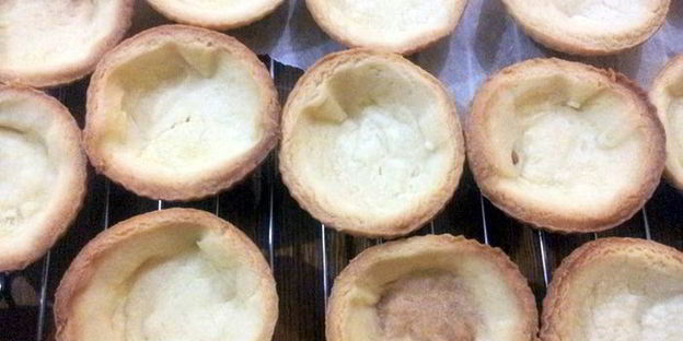 тарталетки с нежнейшим манговым кремом и взбитыми сливками