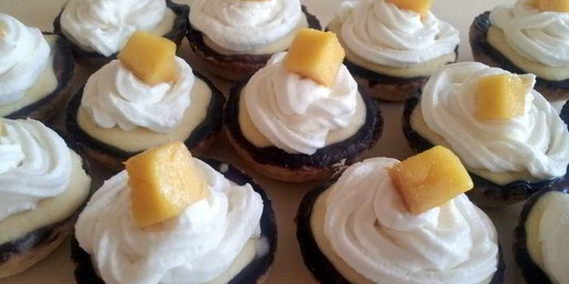 тарталетки с нежнейшим манговым кремом и взбитыми сливками