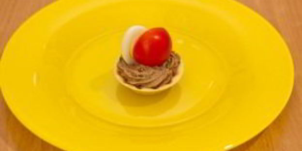 тарталетки с печеночным муссом, перепелиными яйцами и помидорами черри