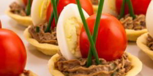 тарталетки с печеночным муссом, перепелиными яйцами и помидорами черри