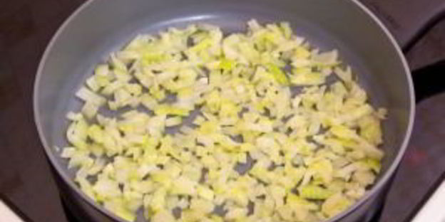 тарталетки с печеночным муссом, перепелиными яйцами и помидорами черри