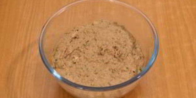 тарталетки с печеночным муссом, перепелиными яйцами и помидорами черри