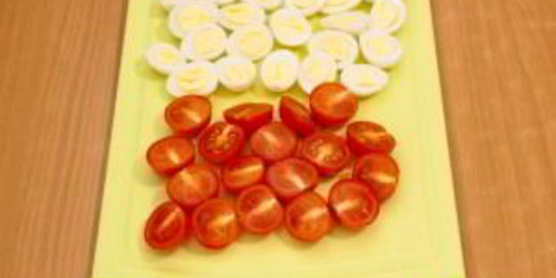 тарталетки с печеночным муссом, перепелиными яйцами и помидорами черри