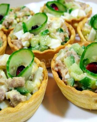 Тарталетки с печенью трески и огурцом