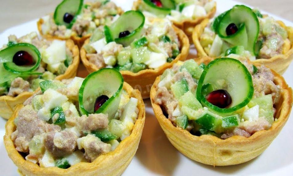 Рецепт тарталеток с печенью трески и огурцом