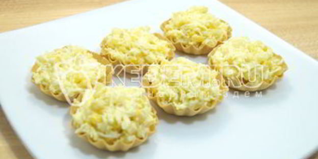 тарталетки с пикантным салатом