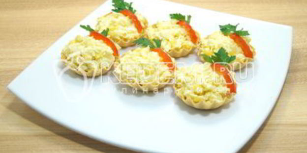 тарталетки с пикантным салатом