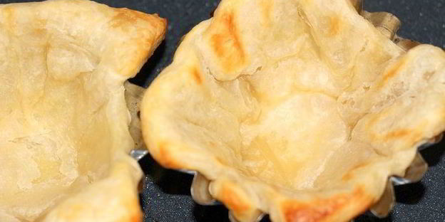 тарталетки с тыквой и фетой в сливочно-шпинатной заливке