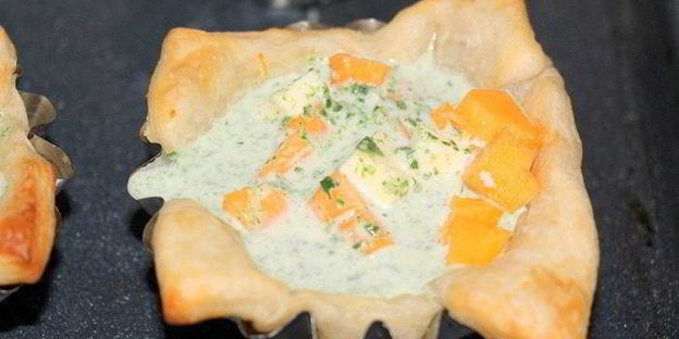 тарталетки с тыквой и фетой в сливочно-шпинатной заливке