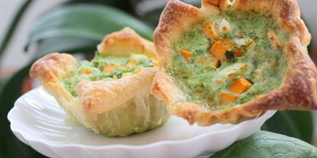 тарталетки с тыквой и фетой в сливочно-шпинатной заливке