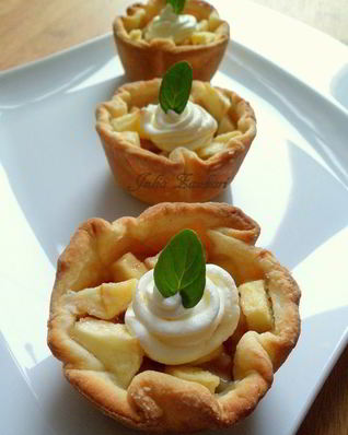 Тарталетки с яблоками, орехами и крем-фрешем