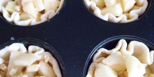 тарталетки с яблоками, орехами и крем-фрешем