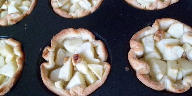 тарталетки с яблоками, орехами и крем-фрешем