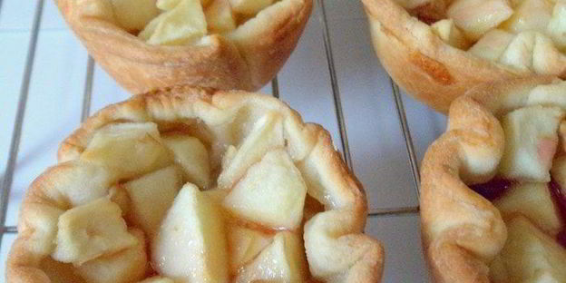 тарталетки с яблоками, орехами и крем-фрешем