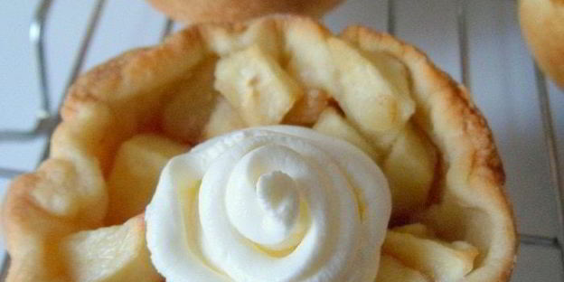 тарталетки с яблоками, орехами и крем-фрешем