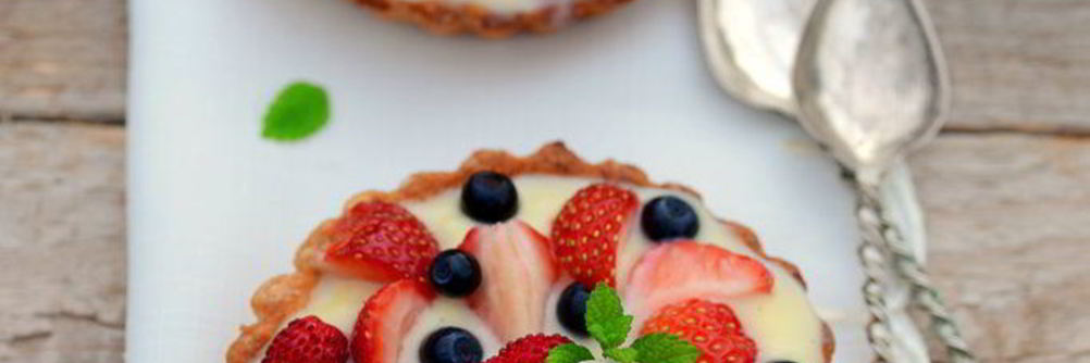 Тарталетки с заварным кремом и клубникой