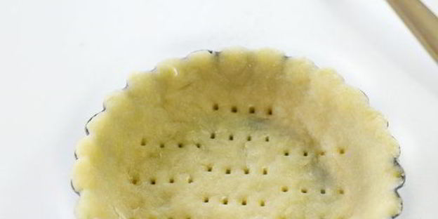 тарталетки с заварным кремом и клубникой