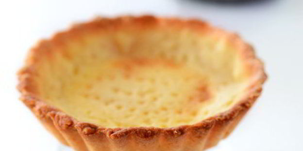 тарталетки с заварным кремом и клубникой