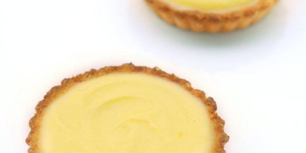 тарталетки с заварным кремом и клубникой