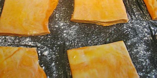 томатные тарталетки с помидорами, фетой и соусом песто