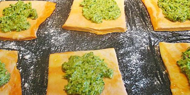 томатные тарталетки с помидорами, фетой и соусом песто