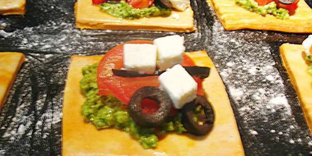 томатные тарталетки с помидорами, фетой и соусом песто