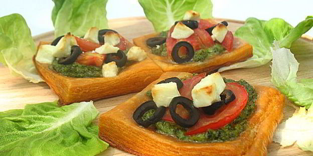 томатные тарталетки с помидорами, фетой и соусом песто