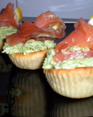 Закусочные тарталетки с рыбой и авокадо