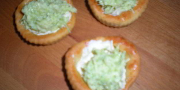 закусочные тарталетки с рыбой и авокадо