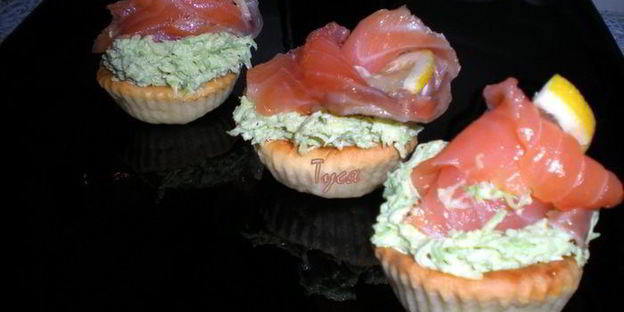 закусочные тарталетки с рыбой и авокадо