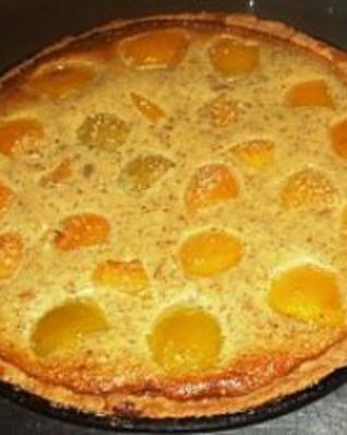 Французский миндальный тарт с консервированными персиками