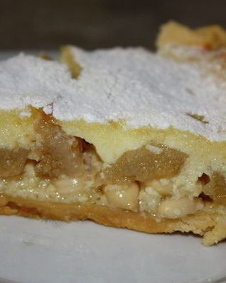 Грушевый тарт с заварным кремом и абрикосовыми косточками