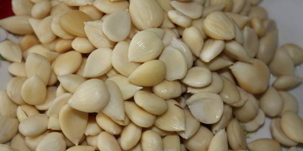 грушевый тарт с заварным кремом и абрикосовыми косточками