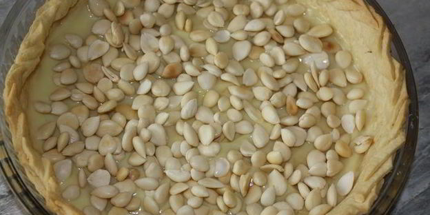 грушевый тарт с заварным кремом и абрикосовыми косточками