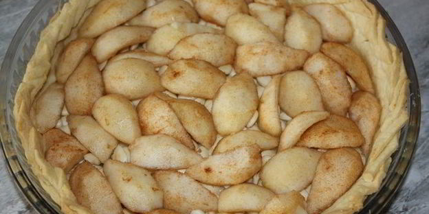 грушевый тарт с заварным кремом и абрикосовыми косточками