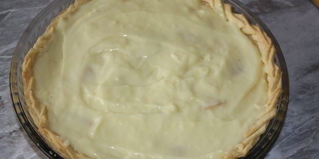 грушевый тарт с заварным кремом и абрикосовыми косточками